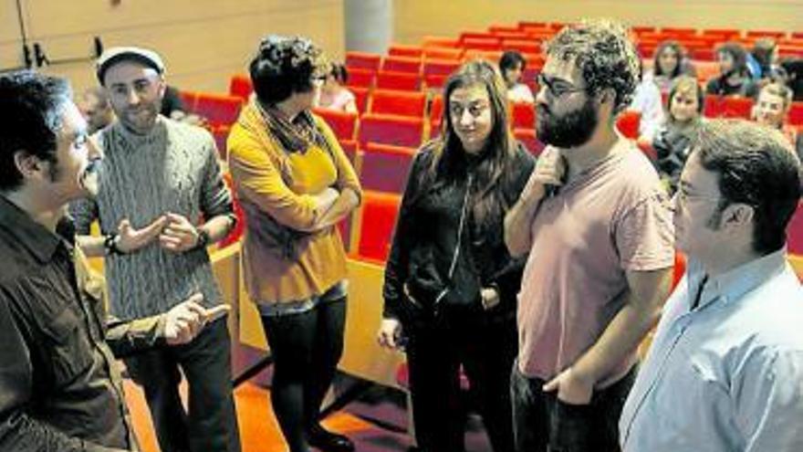 Miembros de SOS Cultura, ayer, antes del inicio de la asamblea.