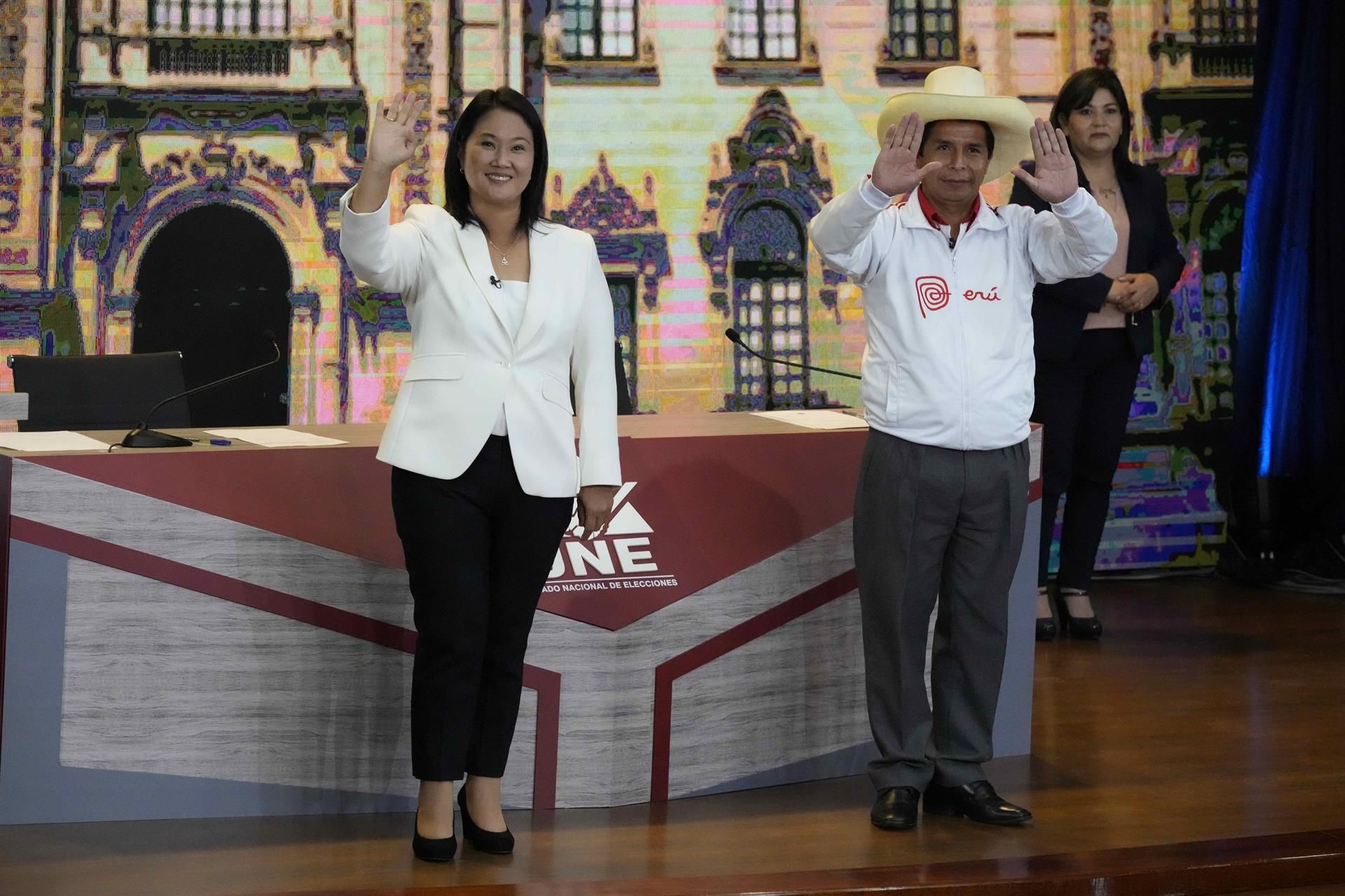 Keiko Fujimori y Pedro Castillo saludan antes de un debate en Arequipa.