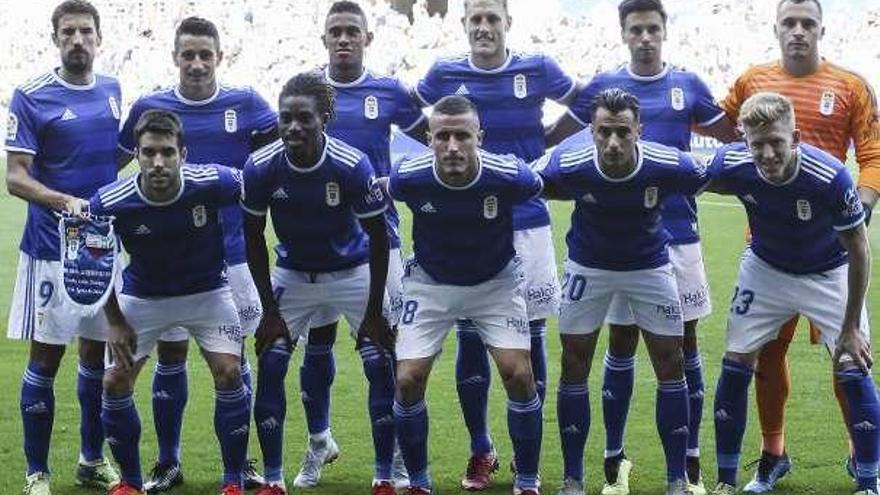 Los once elegidos por Anquela, ayer, formando antes del inicio del partido ante el Extremadura.