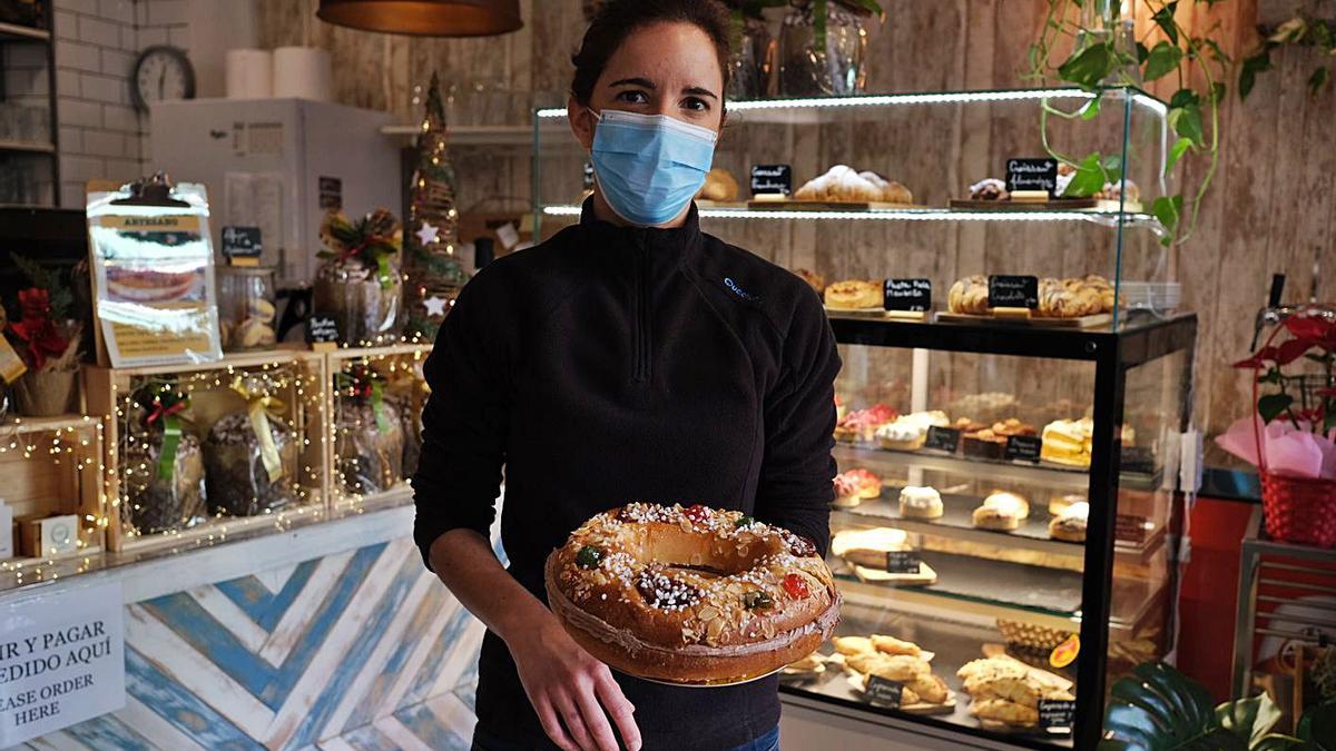 Daniela, empleada de la pastelería Mise en Place, enseña uno de sus roscones.