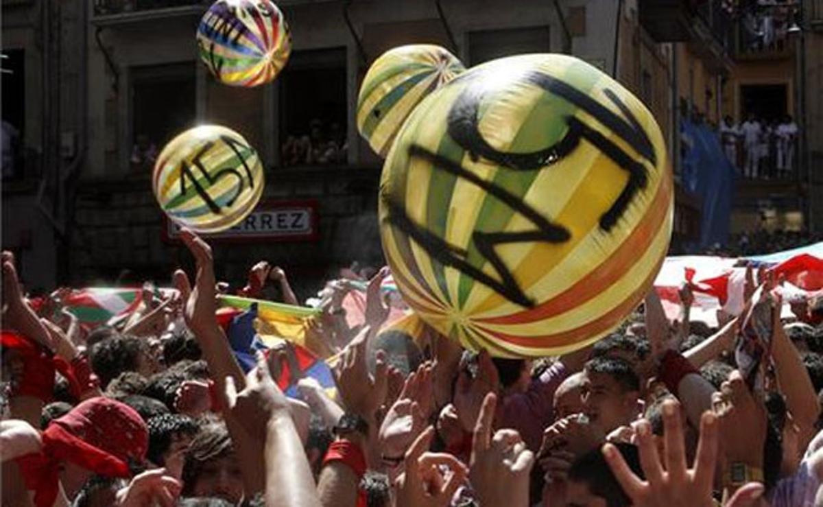 Algunes pilotes inflables feien referència al moviment 15-M.