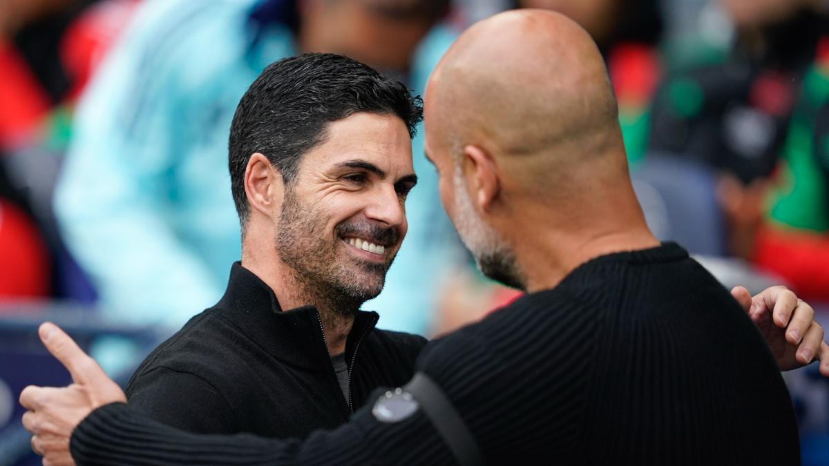 Mikel Arteta, en el saludo inicial con Pep Guardiola del Manchester City - Arsenal