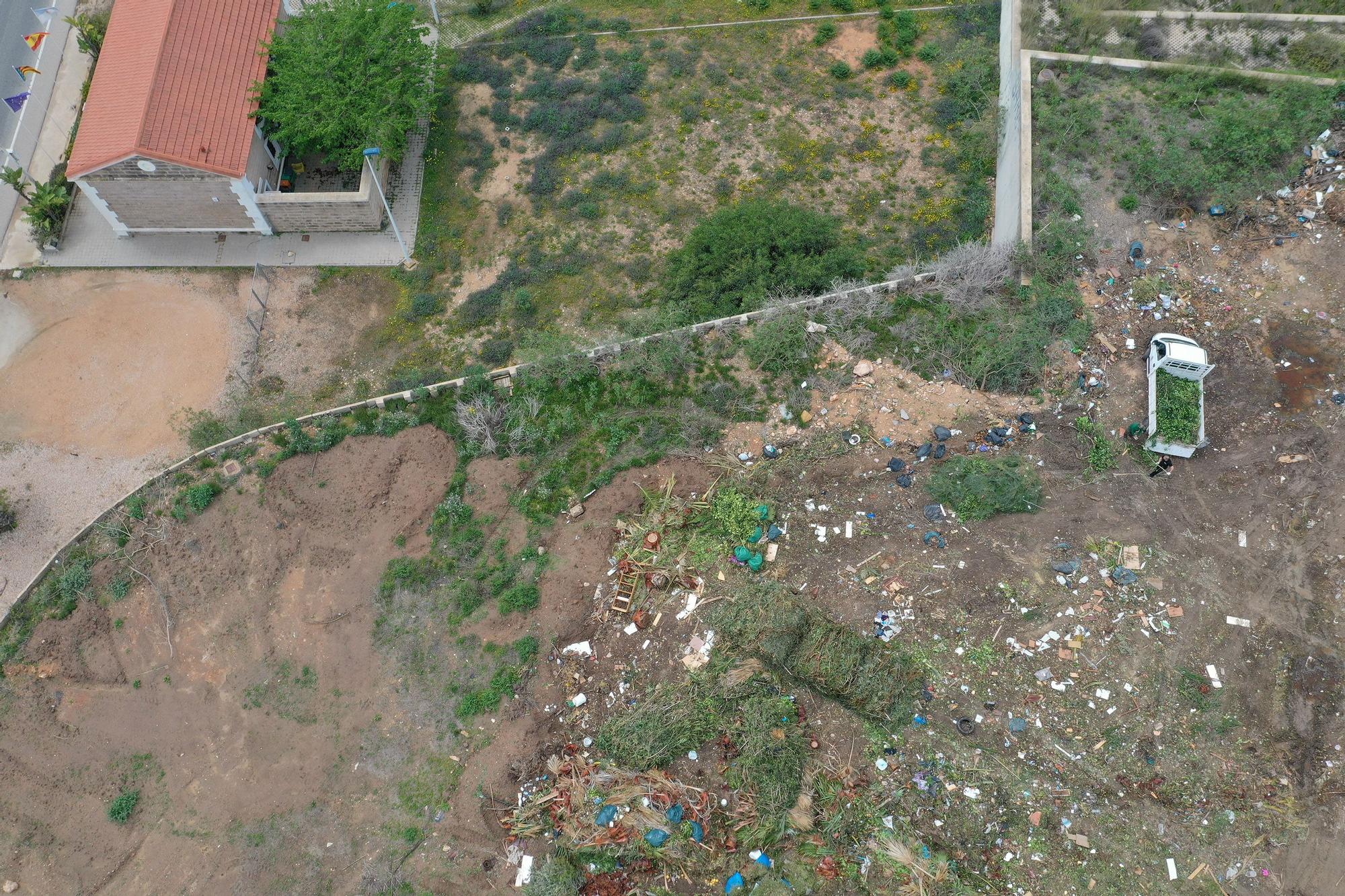 Torrevieja usa el parque abandonado del Alto de la Casilla como vertedero de toneladas de podas y algas