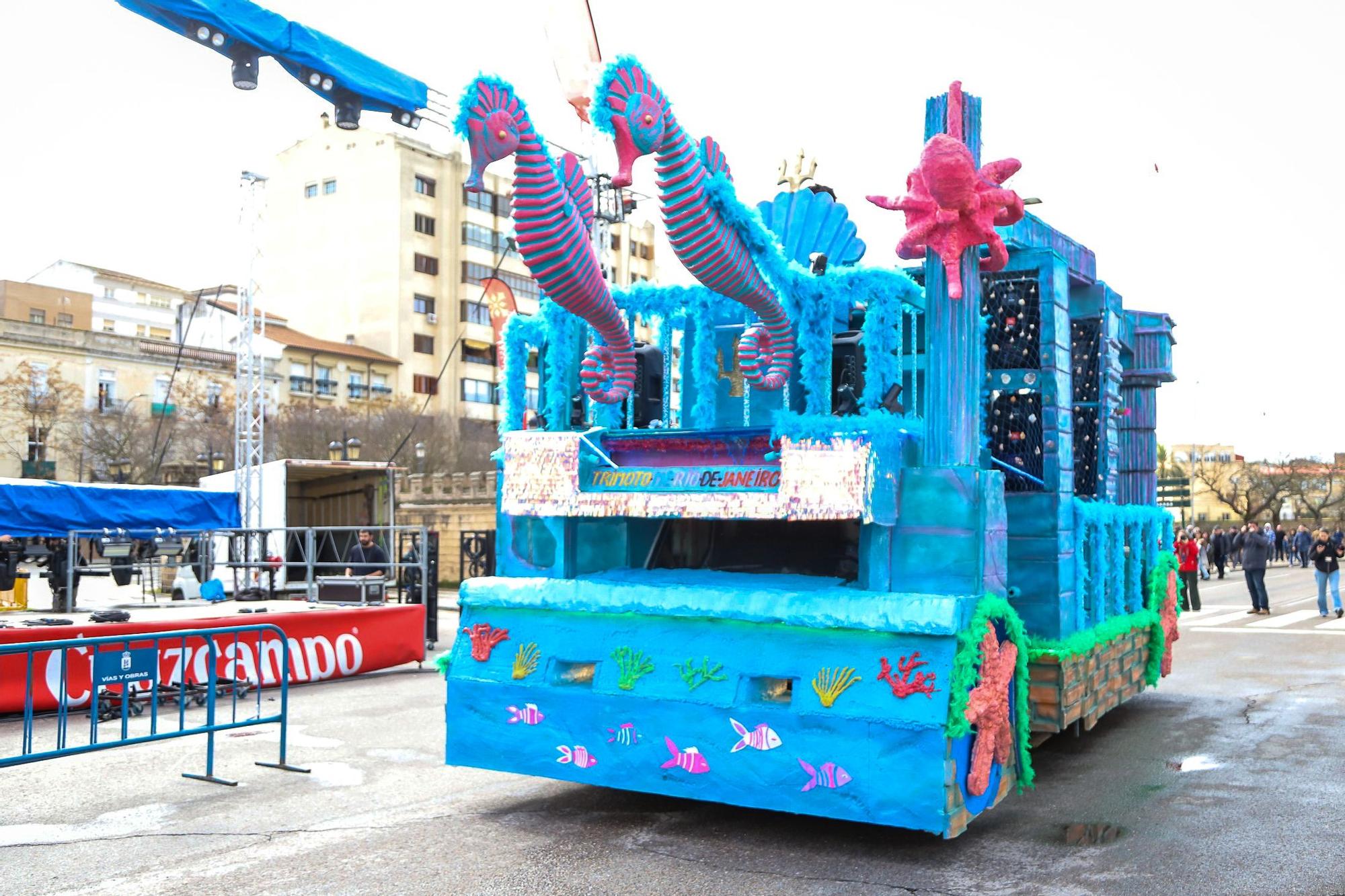 GALERÍA | Los pacenses arropan a los artefactos en su desfile del sábado en Badajoz