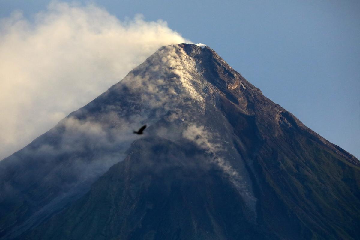 El volcán Mayón sigue activo en Filipinas