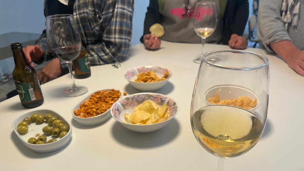 En el descanso de la clase, los asistentes disfrutan de un apertivo y charlan entre ellos para conocerse mejor.