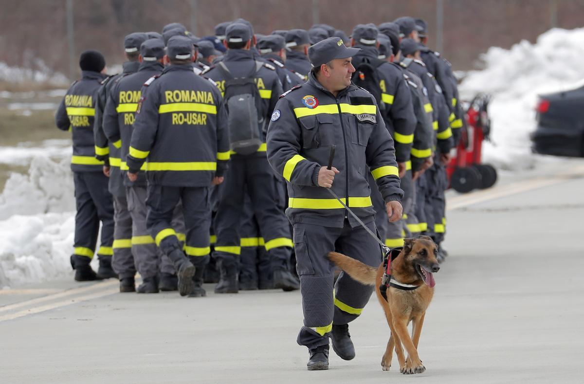 Otopeni (Romania), 06/02/2023.- A Romanian rescue worker (C) and his special trained rescue dog attend a last briefing before being deployed to Southern Turkey to help local authorities in their rescue missions after the devastating earthquake that hit Turkey and Syria, at the military airbase no. 90, in Otopeni, near Bucharest, Romania, 06 February 2023. Two Romanian military aircraft will take 58 rescuers and 4 specialized dogs to Turkey, as well as the materials necessary for their mission, which will support the efforts of the Turkish authorities to search for survivors in the areas affected by the latest earthquakes. According to the US Geological Service, an earthquake with a preliminary magnitude of 7.8 struck southern Turkey close to the Syrian border. The earthquake caused buildings to collapse and sent shockwaves over northwest Syria, Cyprus, and Lebanon. (Terremoto/sismo, Abierto, Chipre, Líbano, Rumanía, Siria, Turquía, Bucarest) EFE/EPA/ROBERT GHEMENT