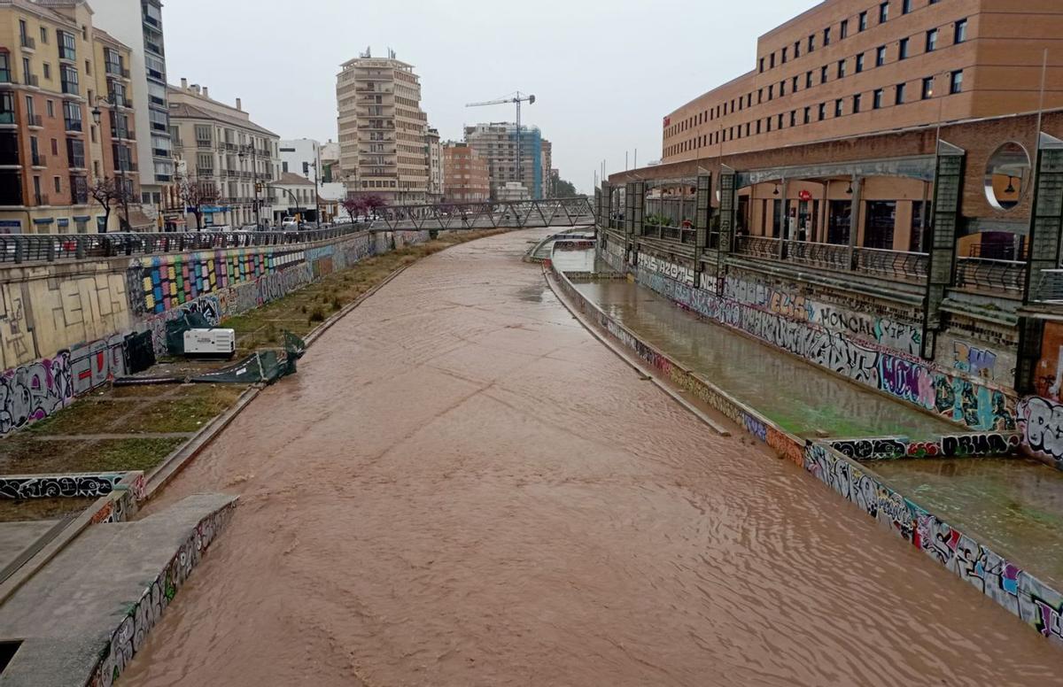 El Guadalmedina desde el puente de la Aurora durante la mañana de ayer. | A.V.