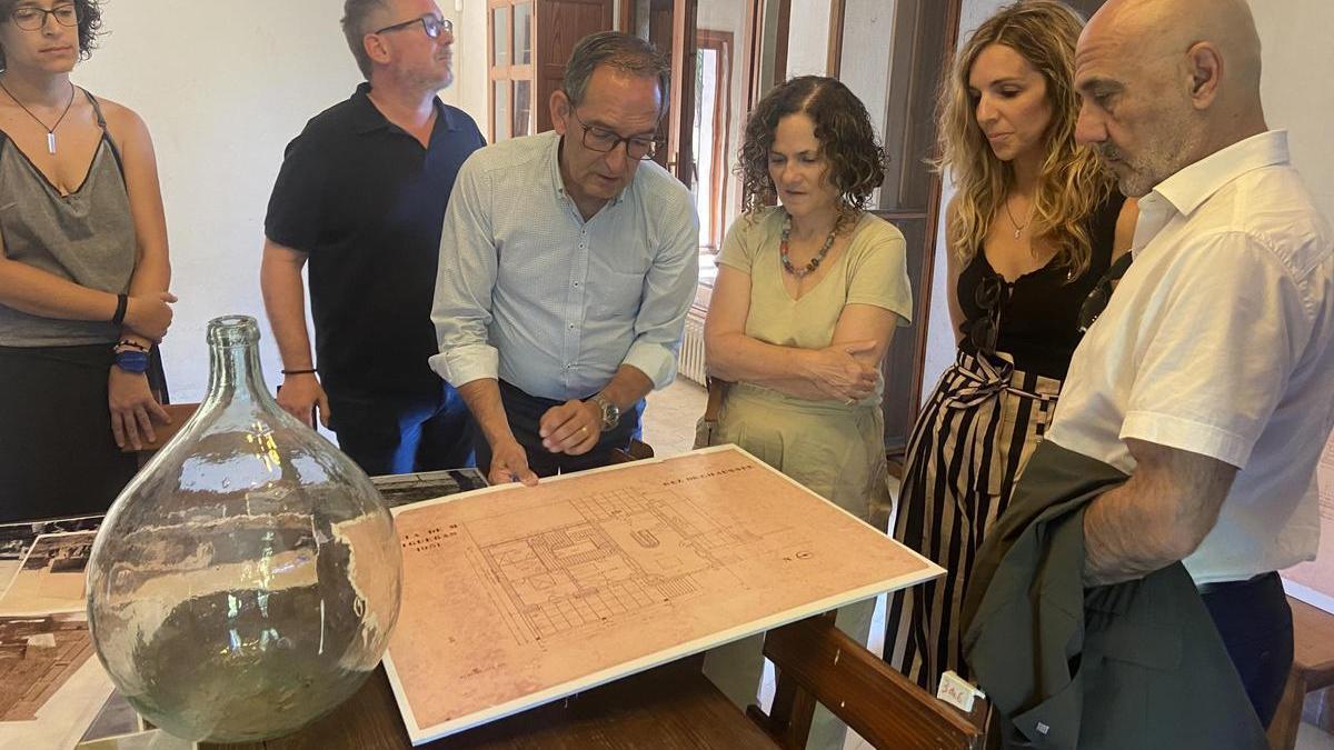 Un moment de la visita a la casa del pintor Alfred Figueras, amb els plànols