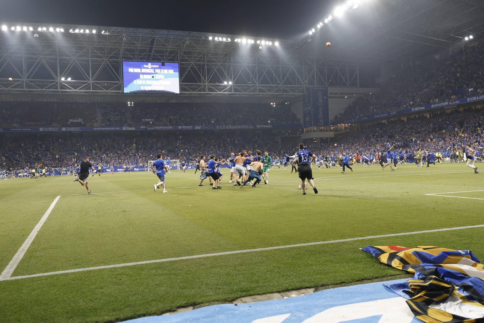 EN IMÁGENES: Así se vivió en el Carlos Tartiere la noche del ascenso del Oviedo a Primera División 24 años después