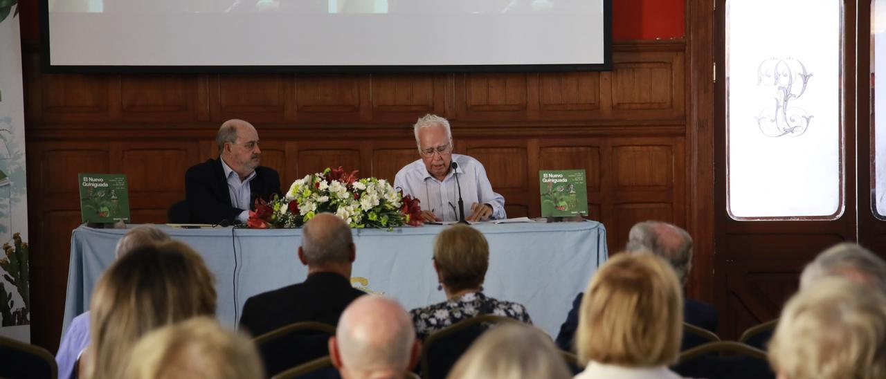 A la izquierda el presidente del Gabinete Literario, Juan José Benítez de Lugo y Massieu y a la derecha el periodista, Javier Durán en la presentación del libro.