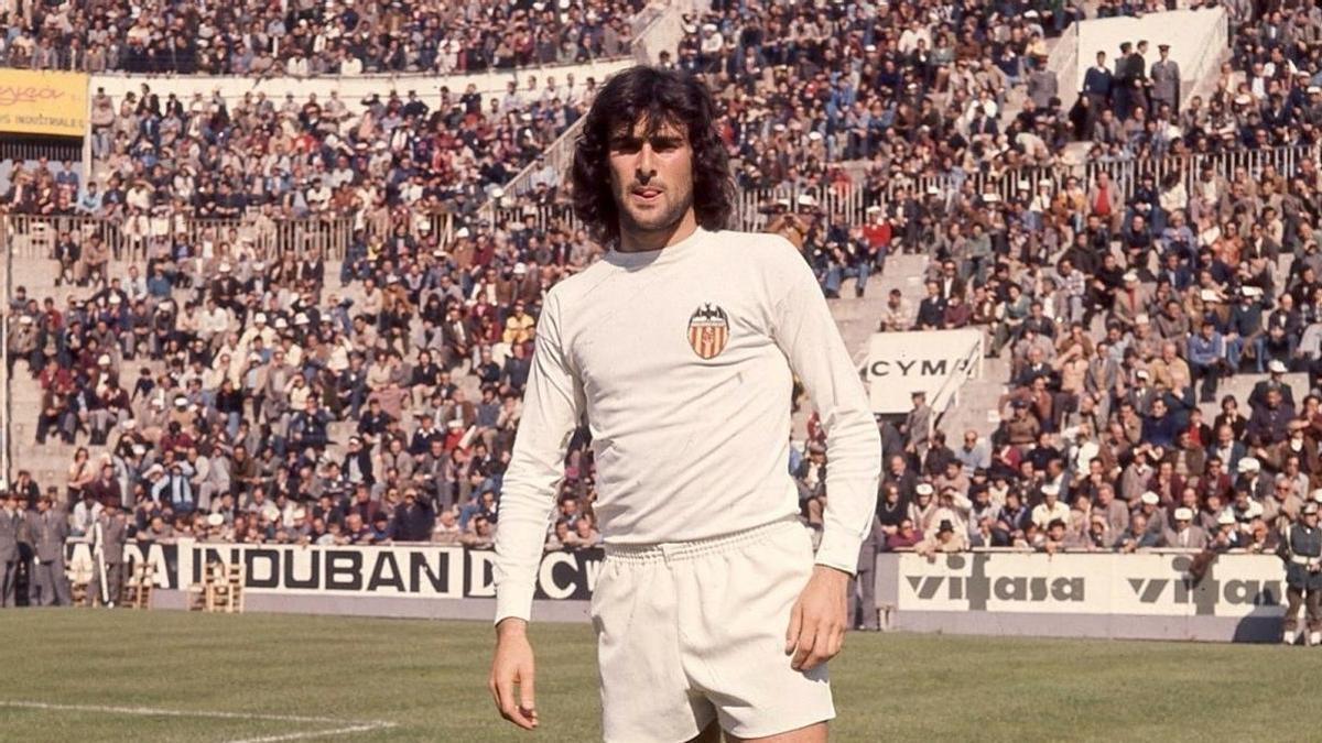 Kempes en Mestalla en su primera temporada, la campaña 76-77 en la que conquistó el Pichichi con 24 goles.