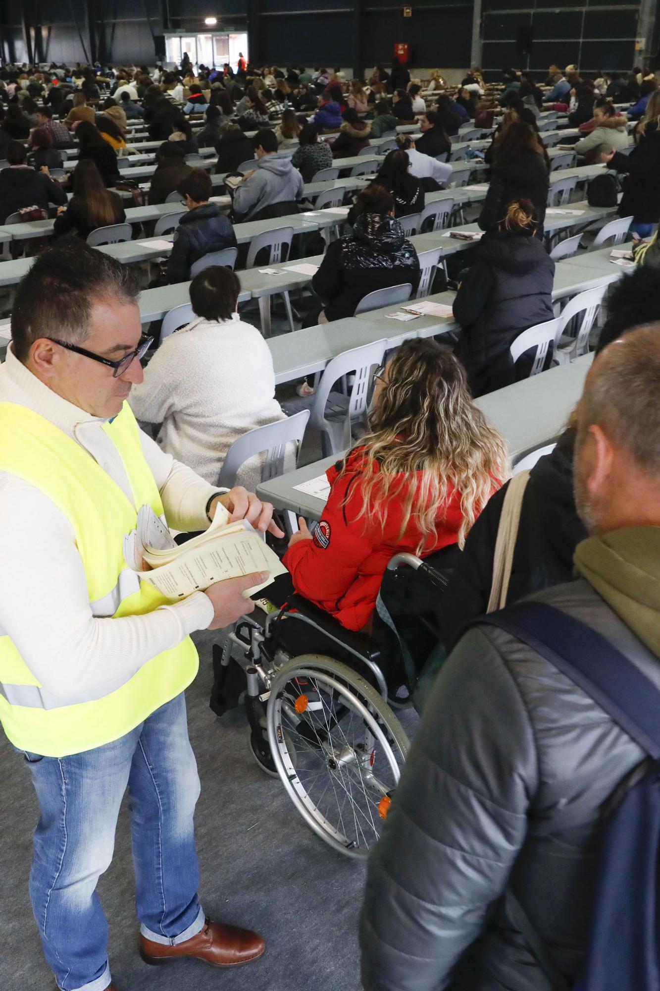 EN IMÁGENES: Nervios y curiosidad en el primer día de oposiciones de la Administración autonómica