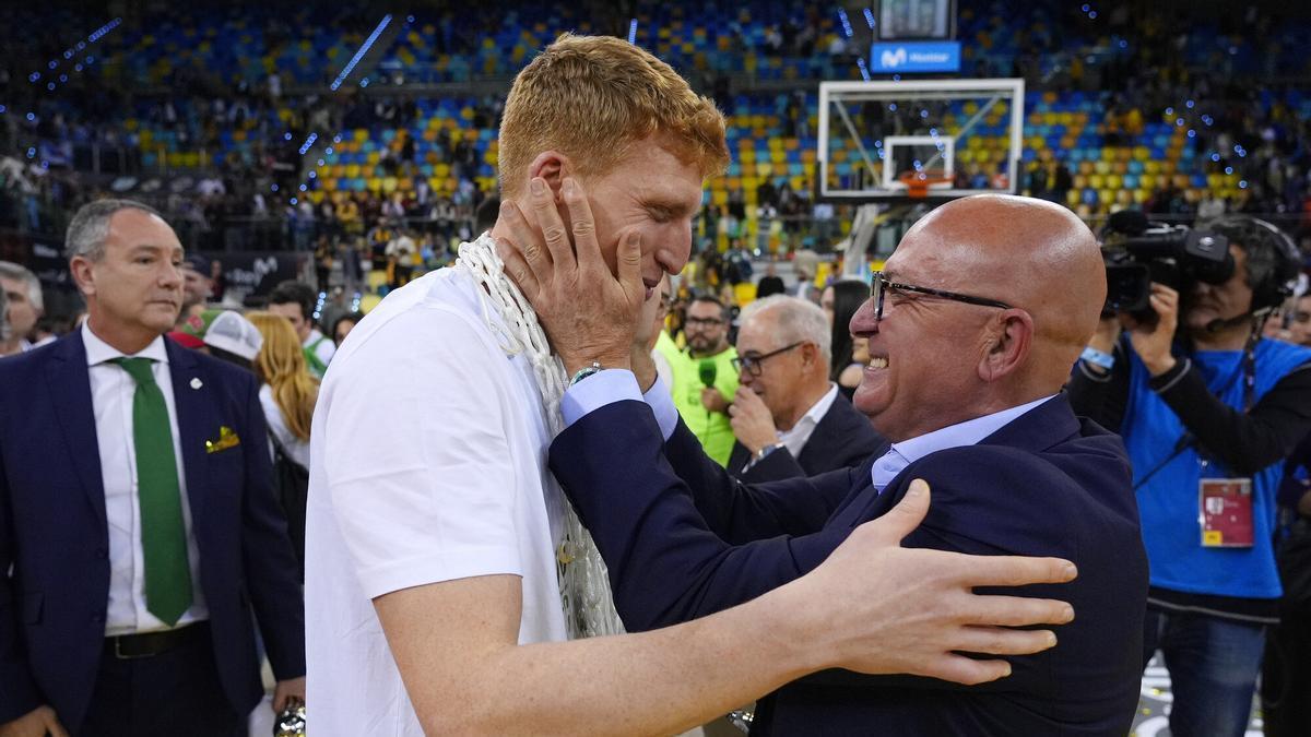 López Nieto abraza a Alberto Díaz tras la conquista del Unicaja de la Copa del Rey.