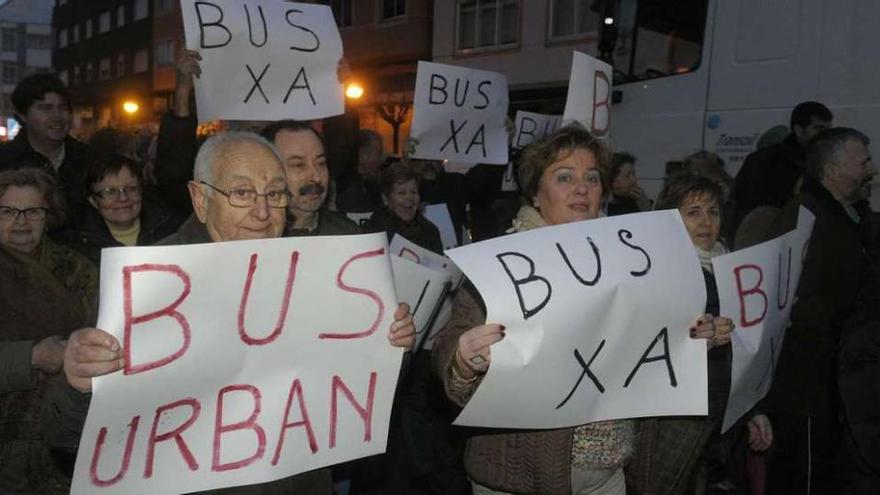 Manifestación para exigir que el bus urbano pare en Meicende a principios de 2014.