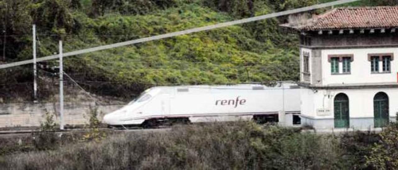 Un tren Alvia en Campomanes.