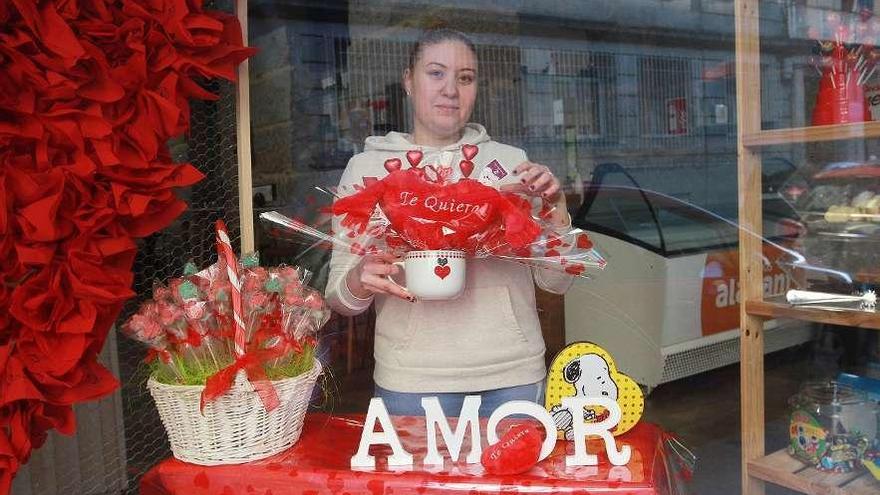 Cataleya, el escaparate más decorado por San Valentín de la ciudad. // Iñaki Osorio