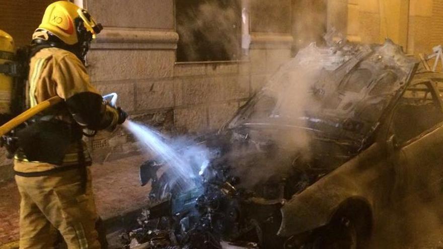 Un fuego en un contenedor calcina un coche y obliga a desalojar un edificio