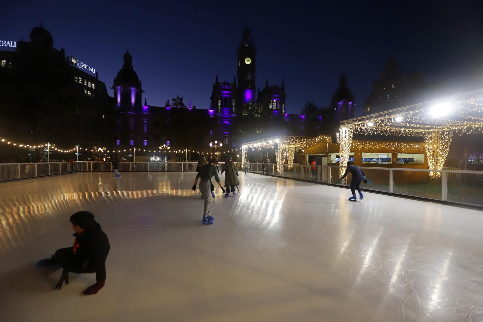 La Navidad ha llegado a València y algunas personas se han atrevido a estrenar la pista de "hielo"