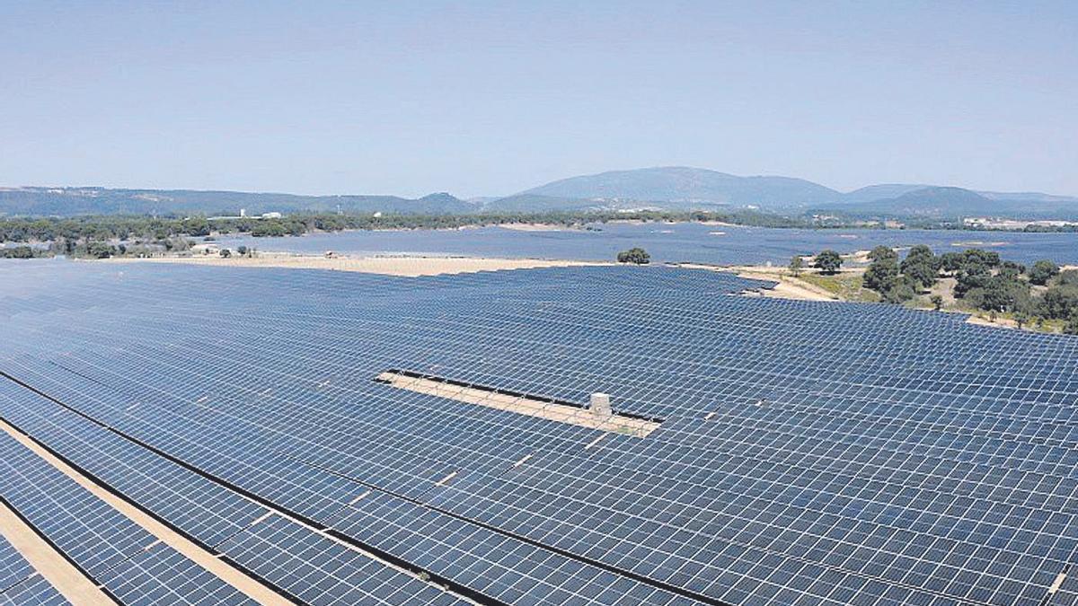 Vista aérea de una megaplanta fotovoltaica.