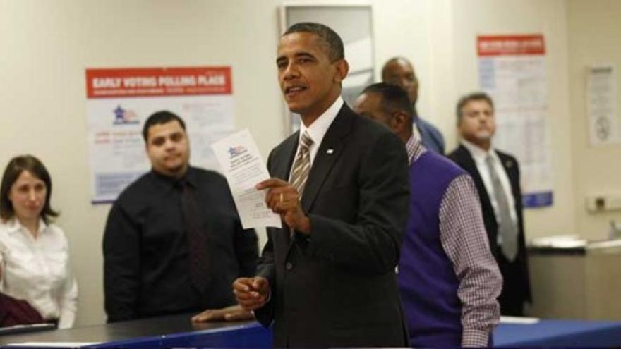Obama deposita su papeleta para animar al electorado demócrata