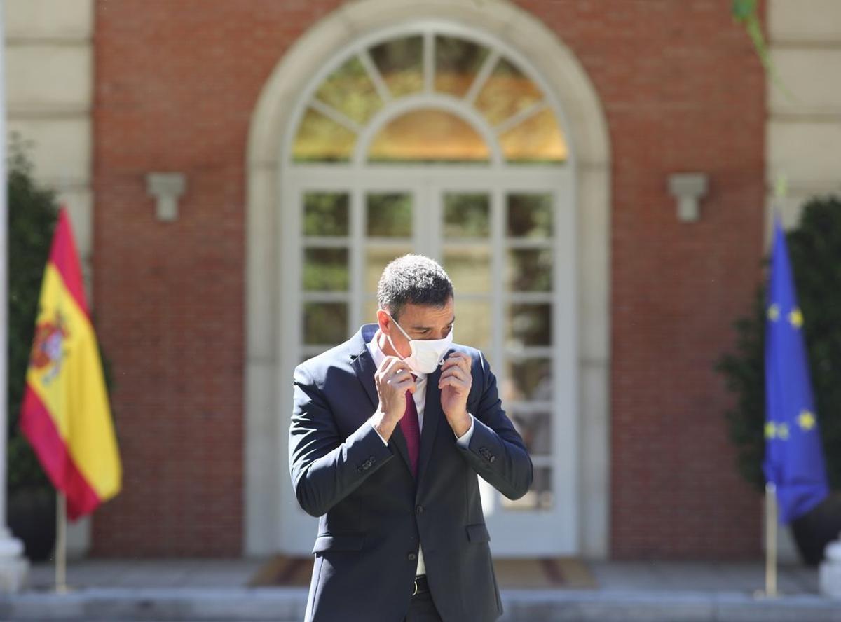 El presidente del Gobierno, Pedro SÃ¡nchez, se quita la mascarilla durante la firma del Pacto por la ReactivaciÃ³n EconÃ³mica y el Empleo con los lÃ­deres de la CEOE, Cepyme, CC.OO. y UGT, en el Palacio de la Moncloa, Madrid (EspaÃ±a), a 3 de julio de 2020.