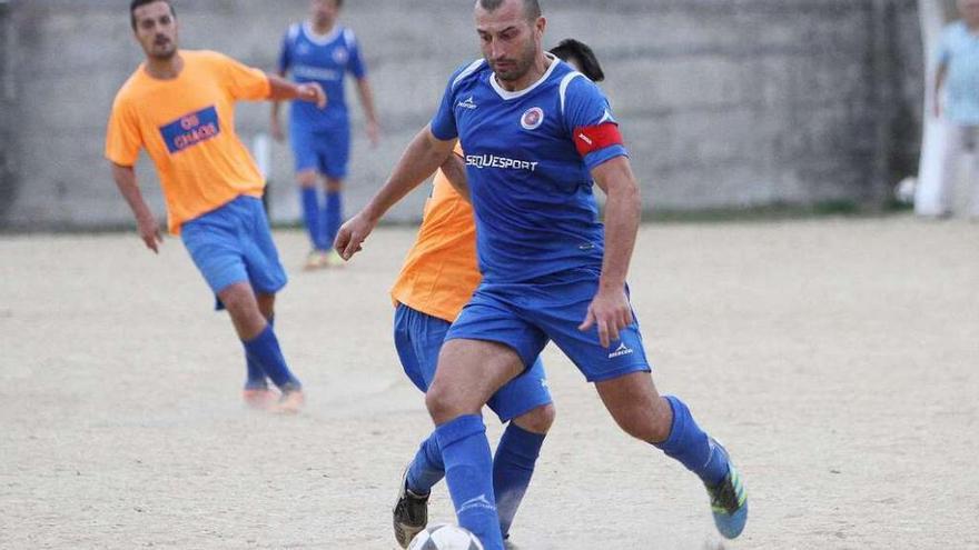 Víctor Arias se dispone a pasar el balón en un partido del UD Ourense.