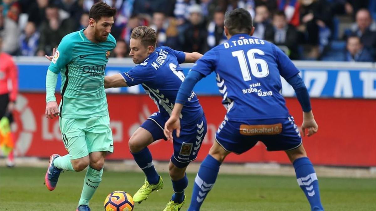 Messi, entre dos jugadores del Alavés