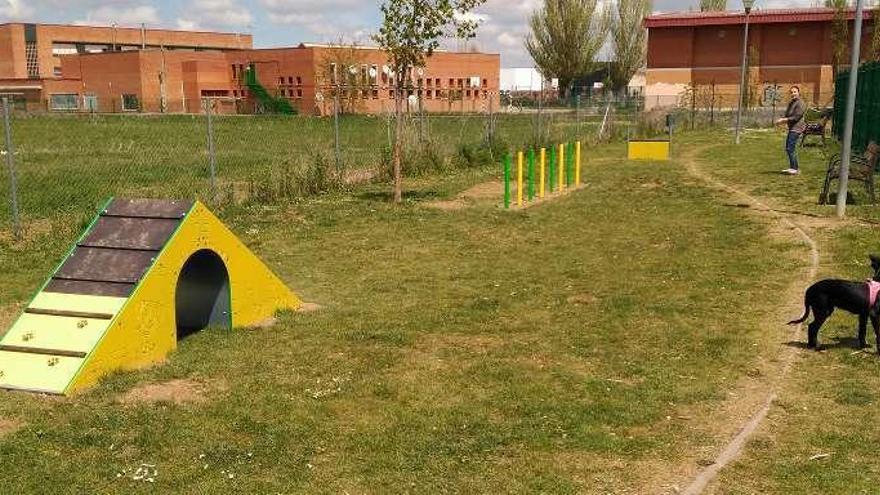 El parque con elementos &quot;agility&quot;, en inmediaciones del Camino Castropepe.