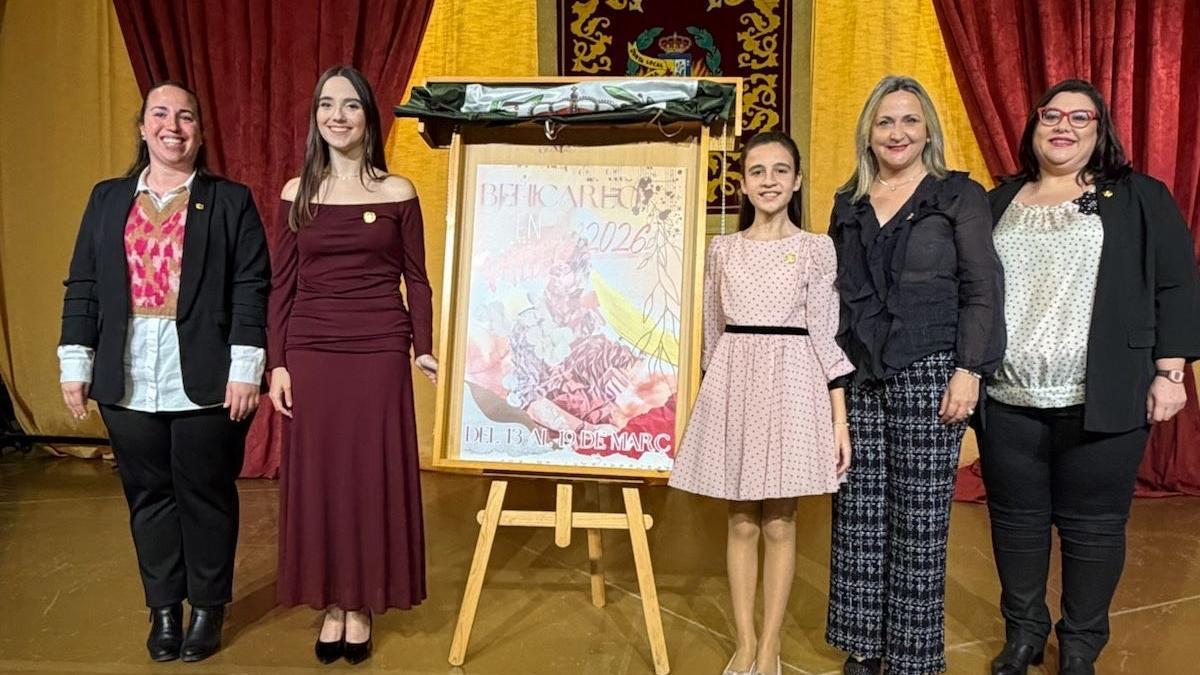 Las falleras mayores, acompañadas por sus cortes de honor, la concejala, la presidenta y vicepresidenta de la Junta Local Fallera descubrieron el diseño.