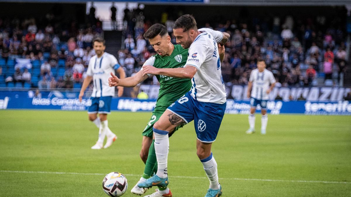 Juan Carlos Real y Enric Gallego en el Tenerife-Huesca de la primera vuelta.