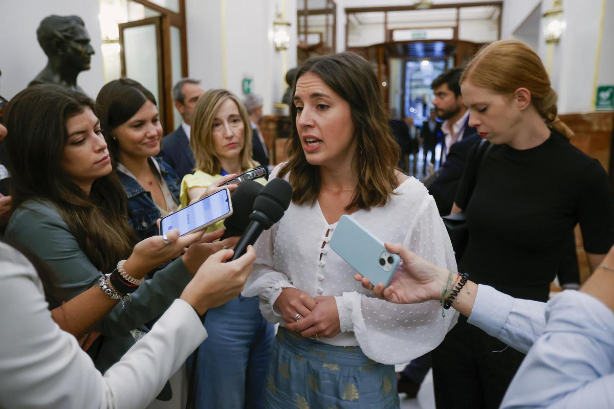 Irene Montero y Lilith Verstrynge, en los pasillos del Congreso.