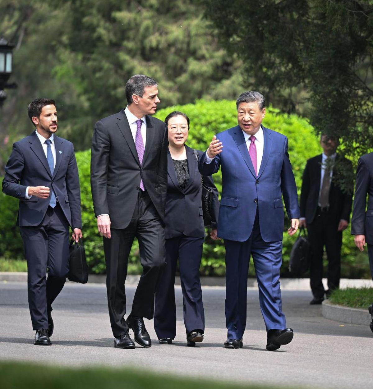 El presidente Xi Jinping conversa con el presidente Pedro Sánchez