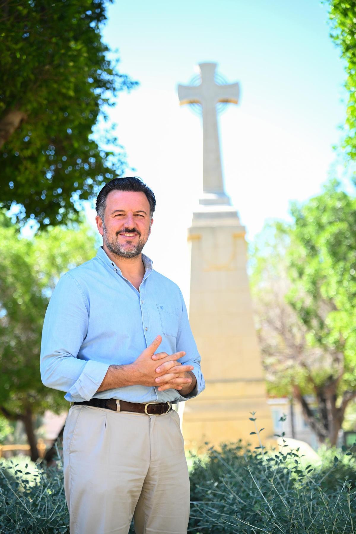 El alcalde, junto a la cruz, que acaba de proteger el bipartito.