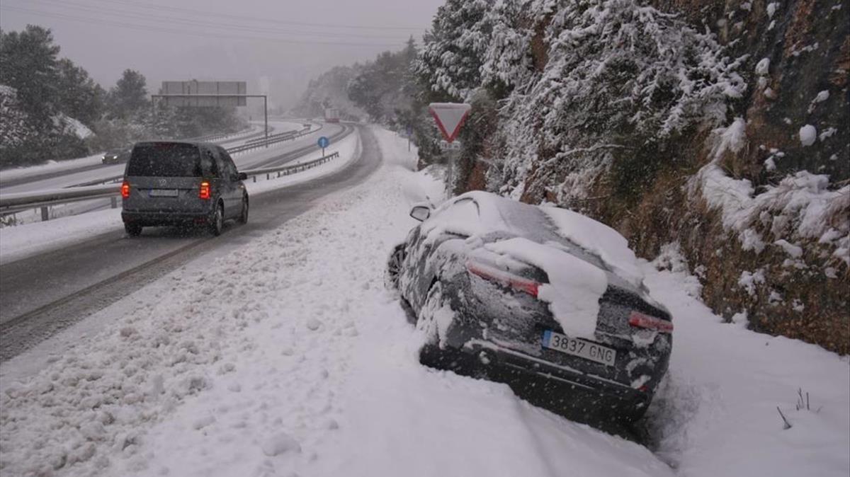 Un coche fuera de la carretera en el Coll del Bruc por el temporal de nieve Filomena