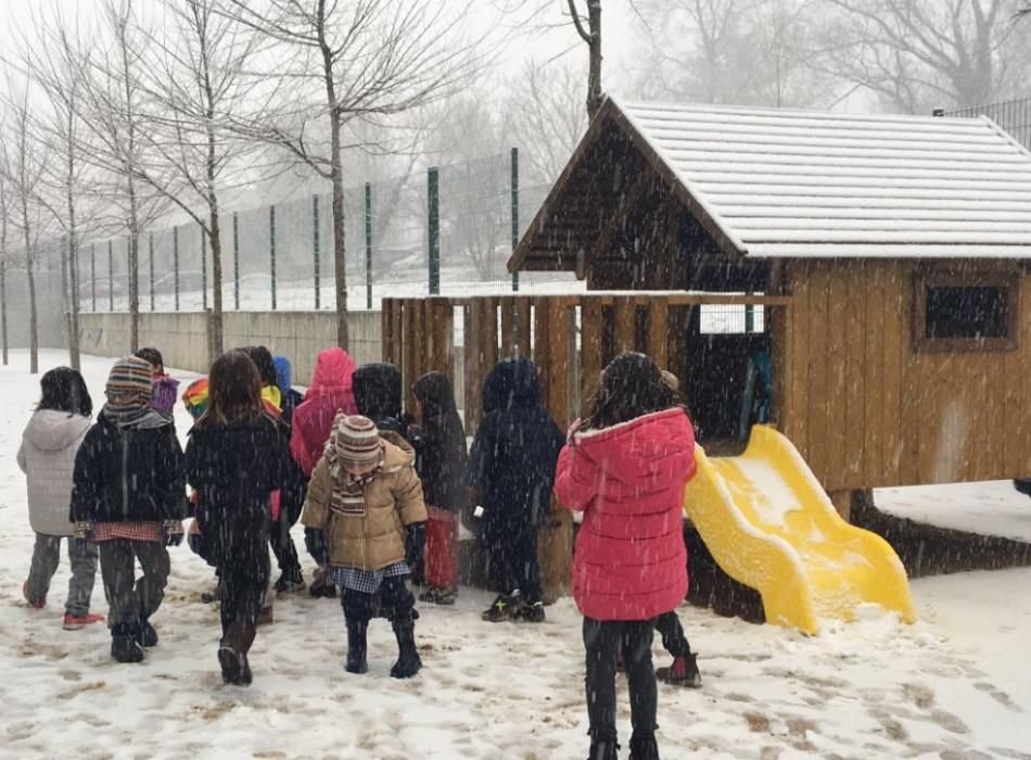 Els efectes de la nevada a l''Escola la Bòbila, a Les Preses