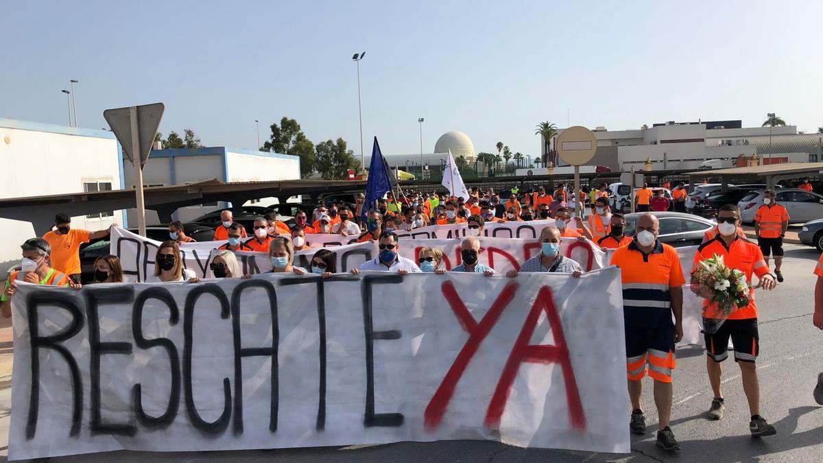 Un momento de la protesta en el puerto del Grau.