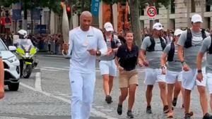 Thierry Henry, leyenda del fútbol, hizo un relevo en las calles de París con la Llama Olímpica
