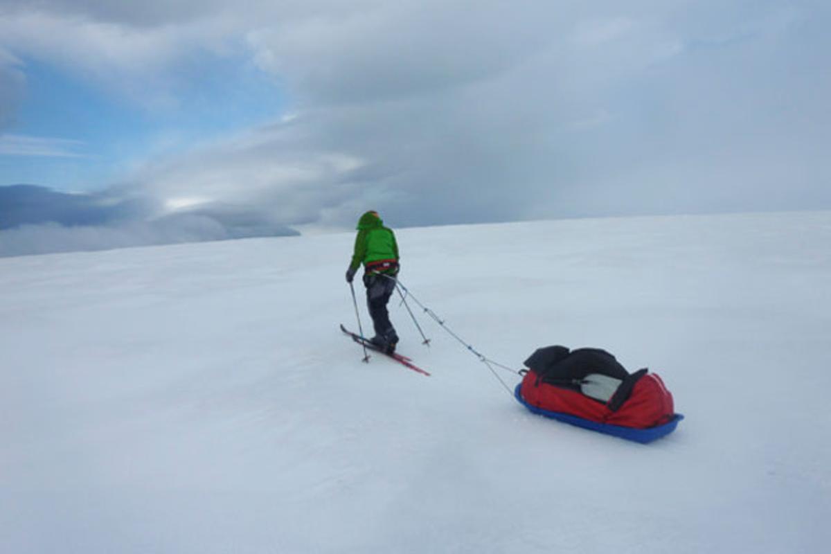 La britànica Felicity Aston esquia en una travessa a Islàndia durant una expedició d’entrenament.