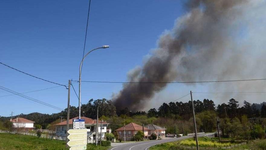 Incendio en marzo del año pasado en la localidad coruñesa de Rianxo.