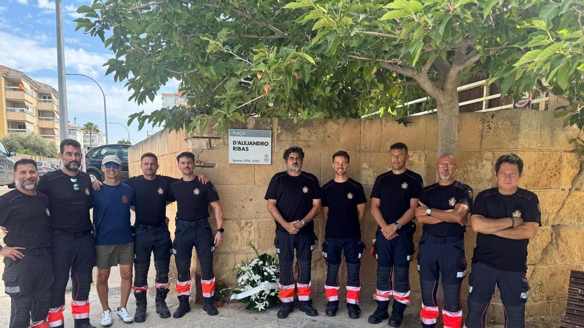 Los bomberos depositaron unas flores en la plaza en memoria de Álex Ribas.