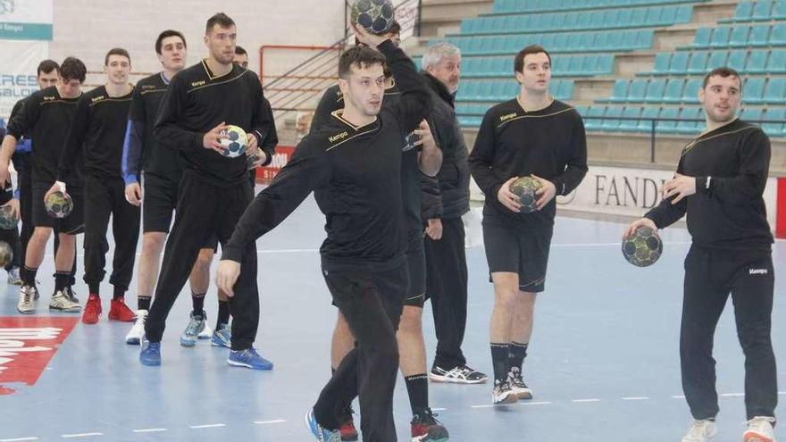 Imagen del entrenamiento de ayer del Frigoríficos en O Gatañal. // Santos Álvarez