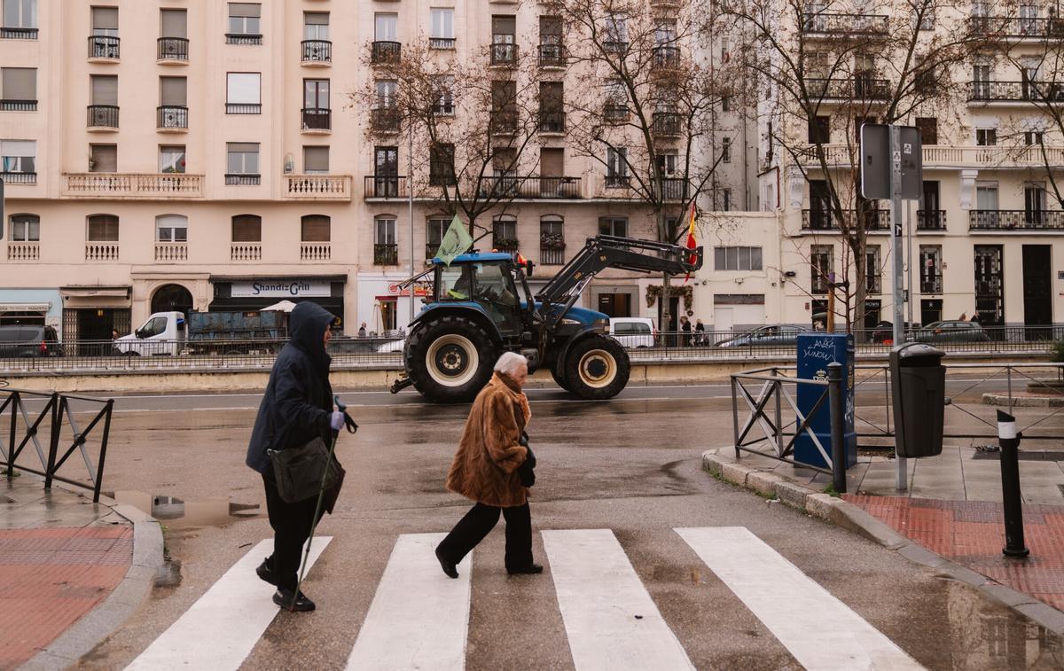 Miles de agricultores con sus tractores protestan contra el acuerdo con Mercosur en Madrid.