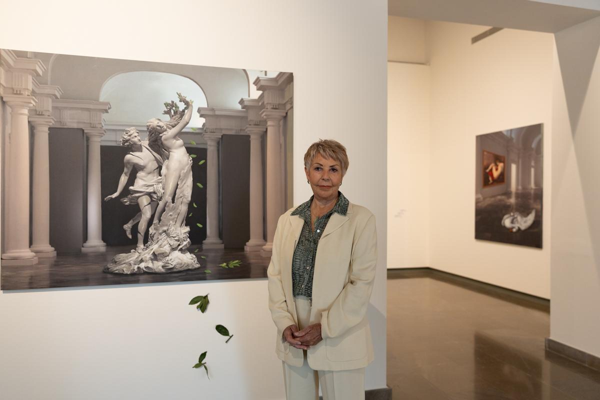 La artista Isabel Oliver ante una de sus lienzos