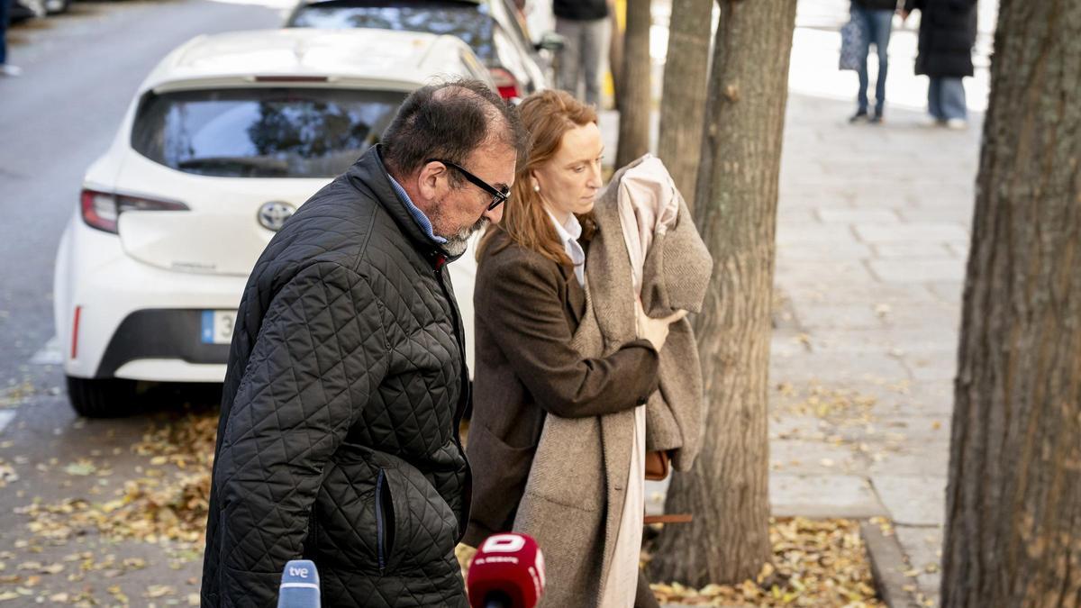 El exasesor Koldo García y su abogada Leticia de la Hoz a su llegada al Tribunal Supremo, el pasado 27 de noviembre de 2025.