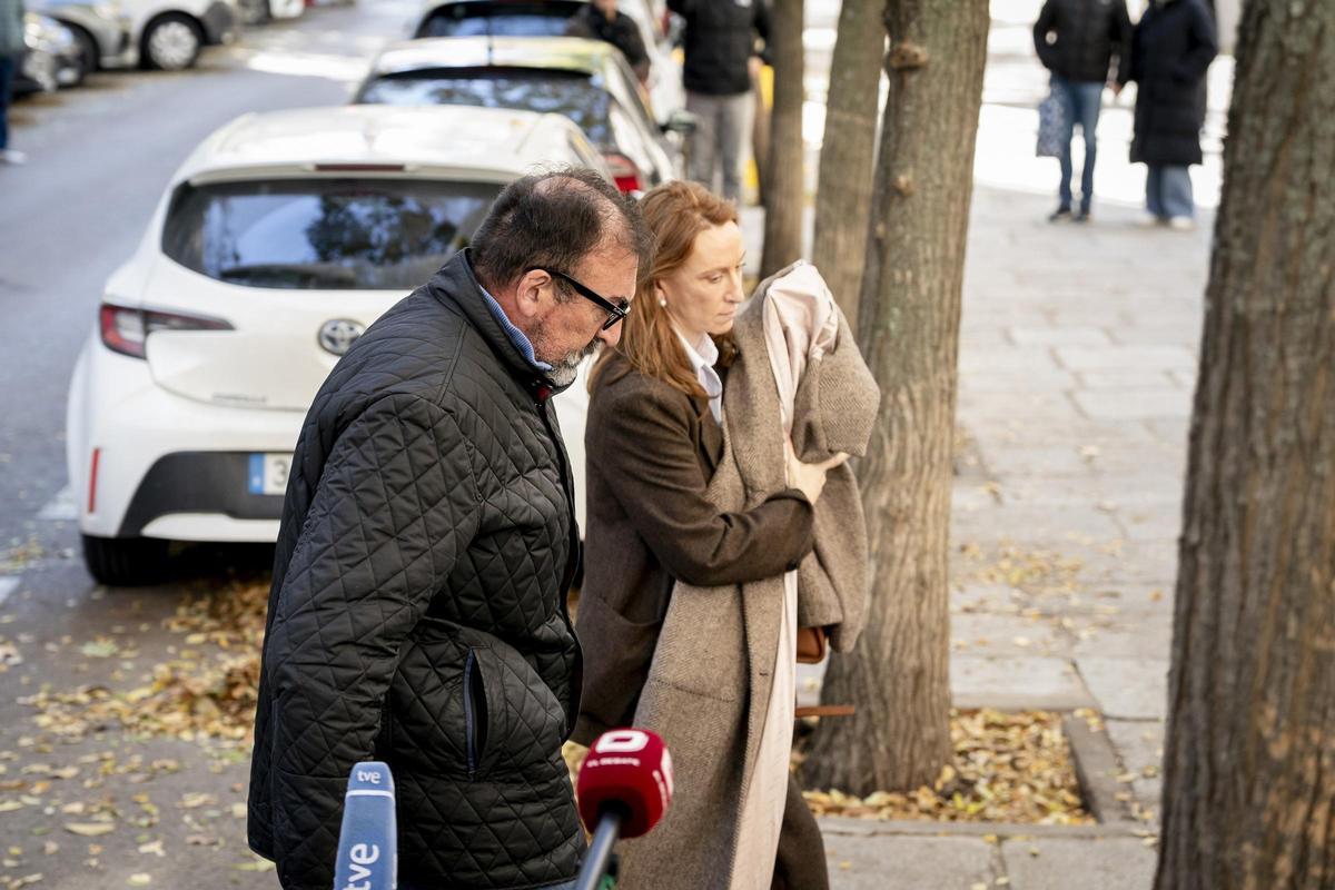 El exasesor Koldo García y su abogada Leticia de la Hoz a su llegada al Tribunal Supremo, a 27 de noviembre de 2025, en Madrid (España).