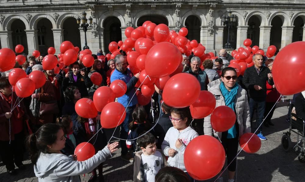 Suelta de globos rojos en María Pita para conmemorar la efeméride.