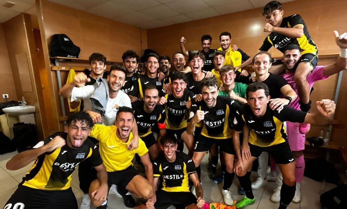 Alegría en el vestuario del Roda tras la victoria frente al Utiel (3-1).