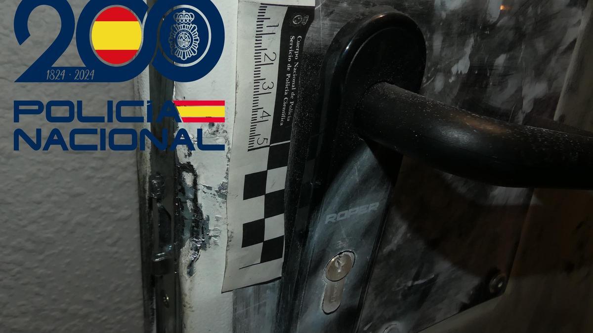 Una de las cerraduras forzadas