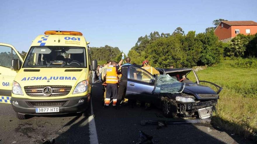 Una ambulancia asiste a las víctimas de un accidente de tráfico.